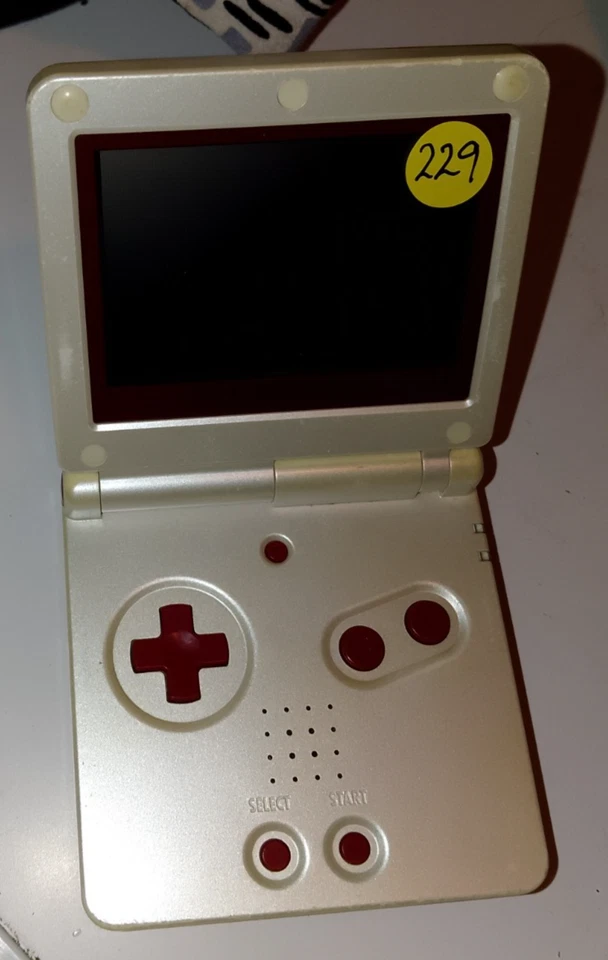 Nintendo Game Boy Advance SP Console (Famicom) Limited Edition + charger cable - Image 3 of 4