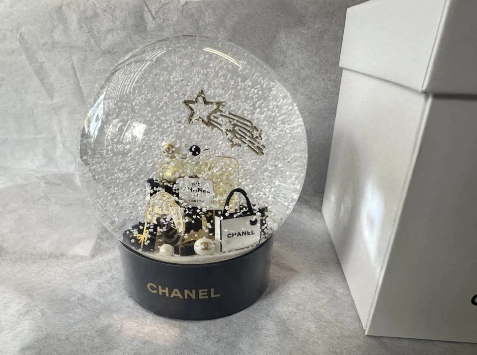 Chanel 2025 schwarze Schneekugel VIP Geschenk neuestes Modell 🇬🇧 Verkäufer - Bild 3 von 4