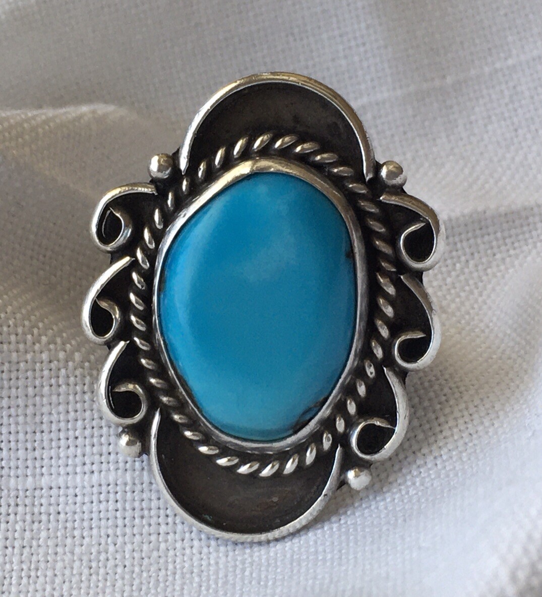 Eye-catching Vintage Native American Navajo Green Turquoise Sterling Silver Ring Eye-catching Vintage Native American Navajo Green Turquoise Sterling Silver Ring