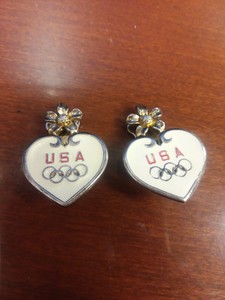 VINTAGE-USA-Olympics-Clip-On-Earrings-Fan-Apparel-amp-Souvenirs-1960-039-s-Hearts