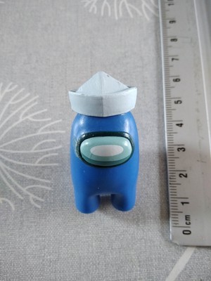 figurine AMONG US - tomy  - innersloth  TOIKIDO - bleu avec chapeau bateau