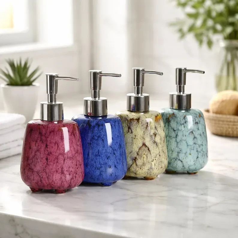 Flacon pompe en céramique effet marbre blanc pour une déco de cuisine moderne