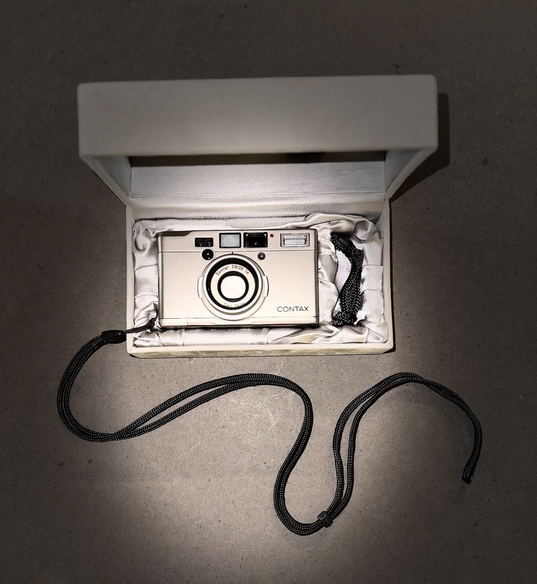 Contax Tix Carl Zeiss 28mm f/2.8 Point＆Shoot APS Film Camera with