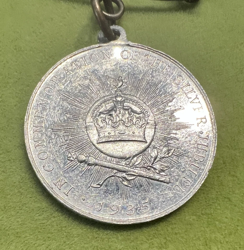 KING GEORGE V QUEEN MARY UK MEDAL 1935 COMMEMORATE SILVER JUBILEE UNITED KINGDOM - Image 3 of 4