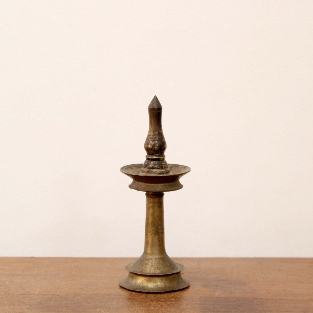 Antigua lámpara de aceite templo Diya Pooja Samai mesa vintage rara decoración coleccionable