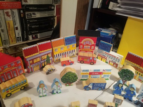 WOODEEN CITY BUILDING BLOCKS - Picture 2 of 2