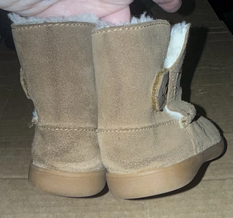 Botas UGG para niños pequeños talla 8 Foto 4 de 4