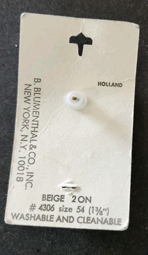 Vintage La Mode One Beige Shank Button on Original Card - Picture 3 of 3