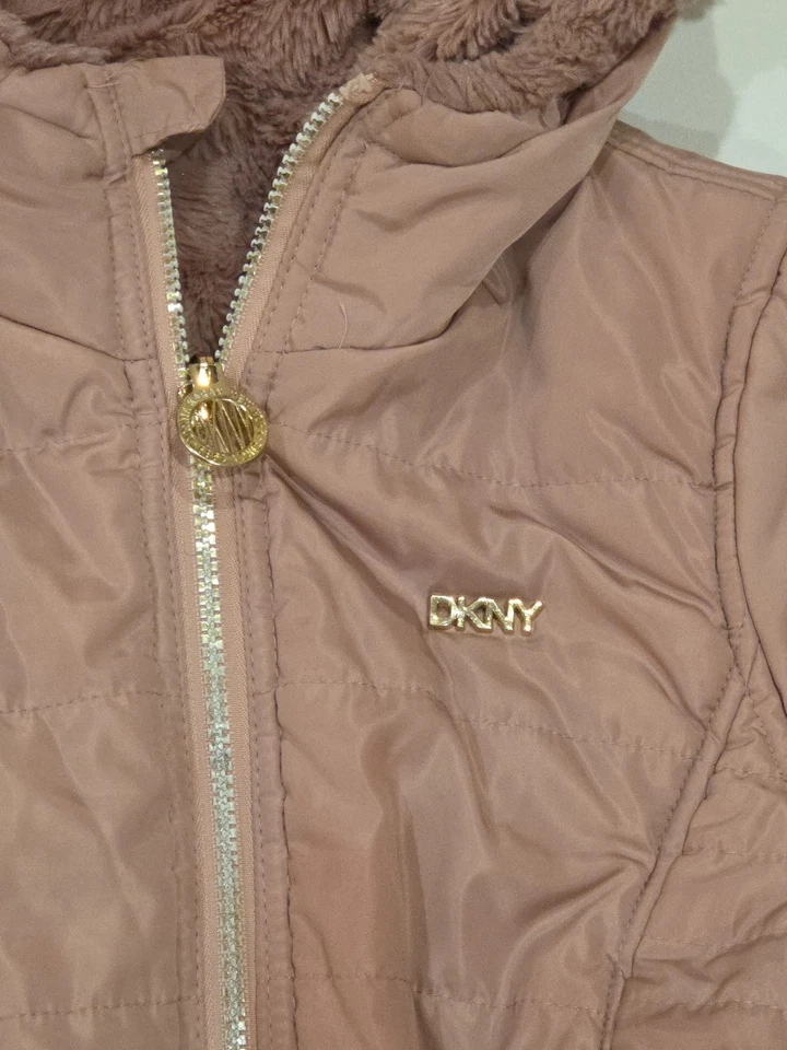 Abrigo acolchado rosa reversible con capucha DKNY para niñas 10/12 cremallera completa usado en excelente estado Foto 2 de 4