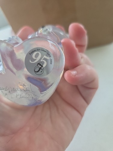 Fenton Kunstglas handbemalt französisch opalisierend sitzender Bär signiert - Bild 5 von 5