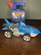 Hot Wheels Track Builder Display Launcher lotto con 6 auto + Shark Cruiser Car