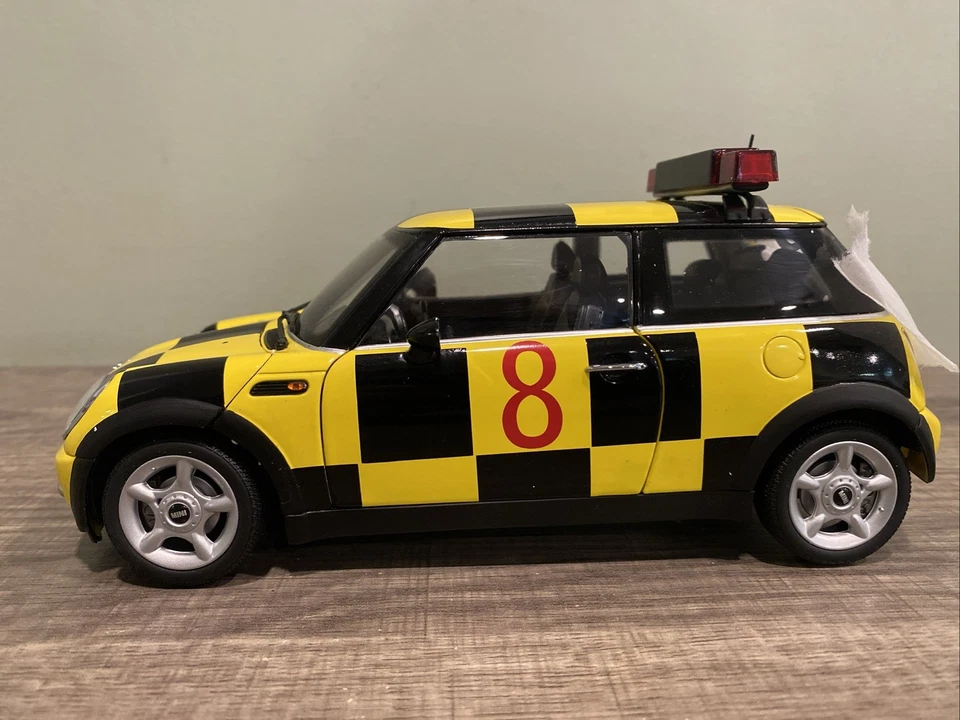 KYOSHO MINI Cooper *FOLLOW ME* #8  Black/Yellow Checker 1/18 RARE 3000pcs - Image 2 of 4