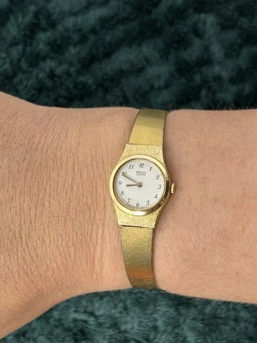Vintage Seiko 2Y00-0010 Women's Watch - Gold Tone Textured Bracelet - Working