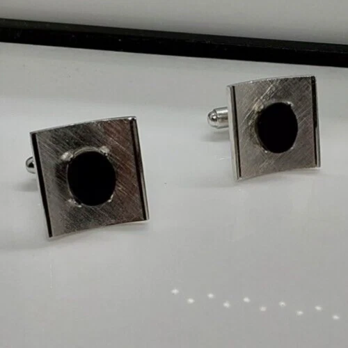 Gemelos de ónix negro y plateado Dante para hombre de uso formal Foto 3 de 4