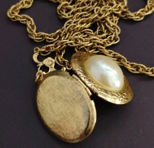 Romantic 1928 Brand Gold Tone Faux Pearl Locket Pendant 26” Necklace, Signed! - Picture 6 of 9