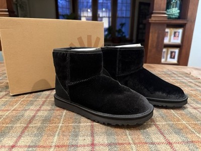 NEW** UGG Classic Mini Women's Boots Size 5 Black Velvet 1003633