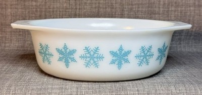 PYREX #045 Oval Casserole Dish Snowflake Pattern White with Turquoise 2.5 Quart