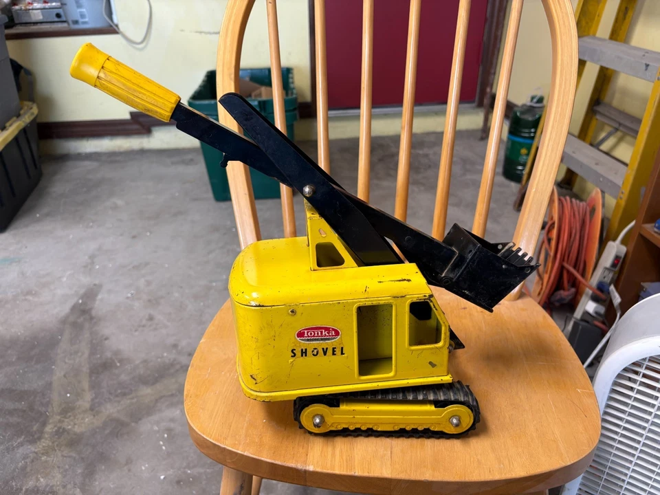 Tonka Pressed Steel "Steam Shovel"; yellow, great label and color, needs a tred - Image 3 of 4
