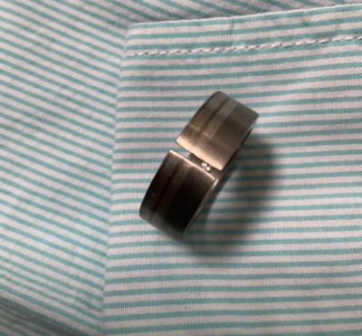 8 mm Titan Feniom Herrenring mit Bändern und kleinem weißen Stein im Spalt, Größe R