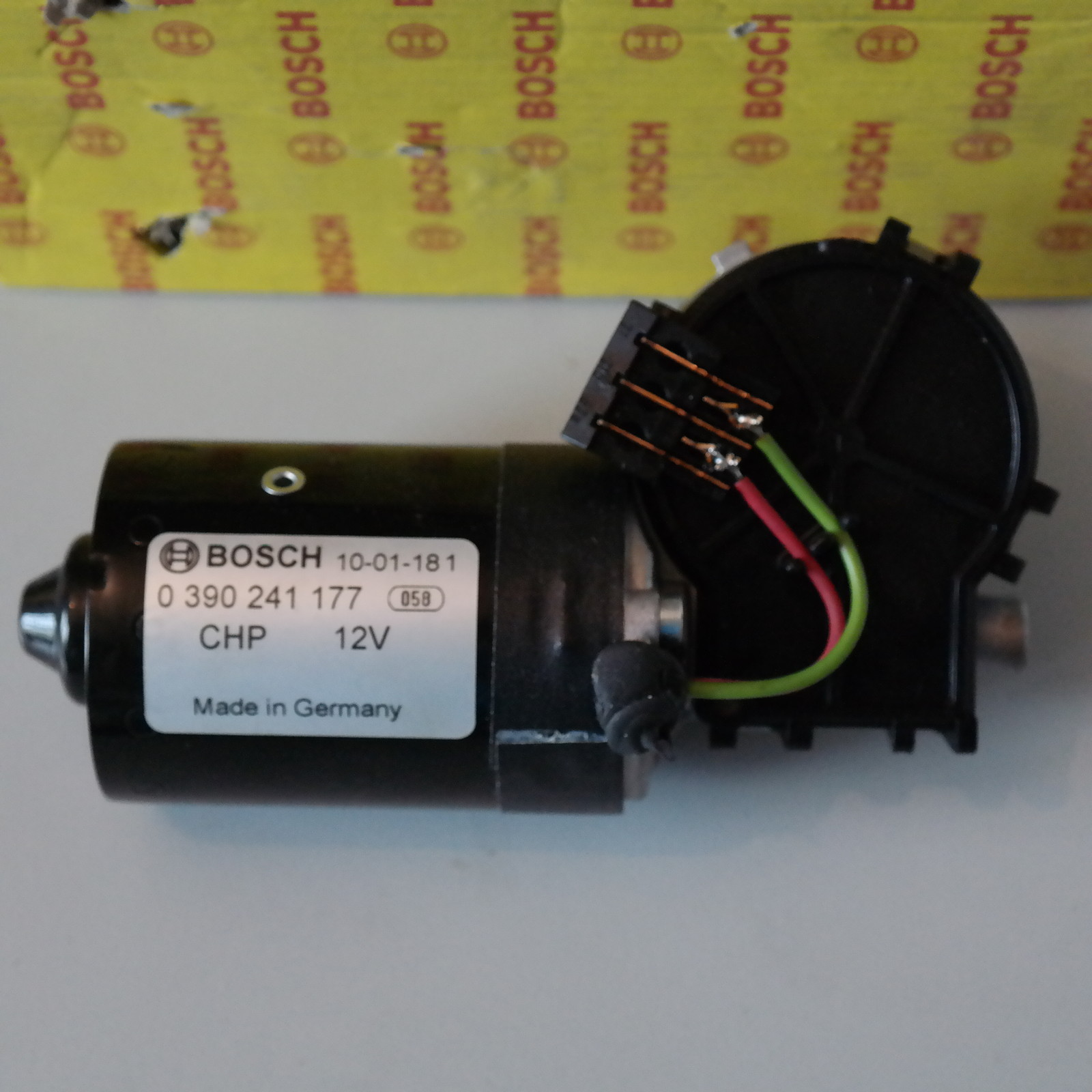 Moteur essuie-glace Bosch 0390241177 pour remplacer une pièce usée de pare-brise