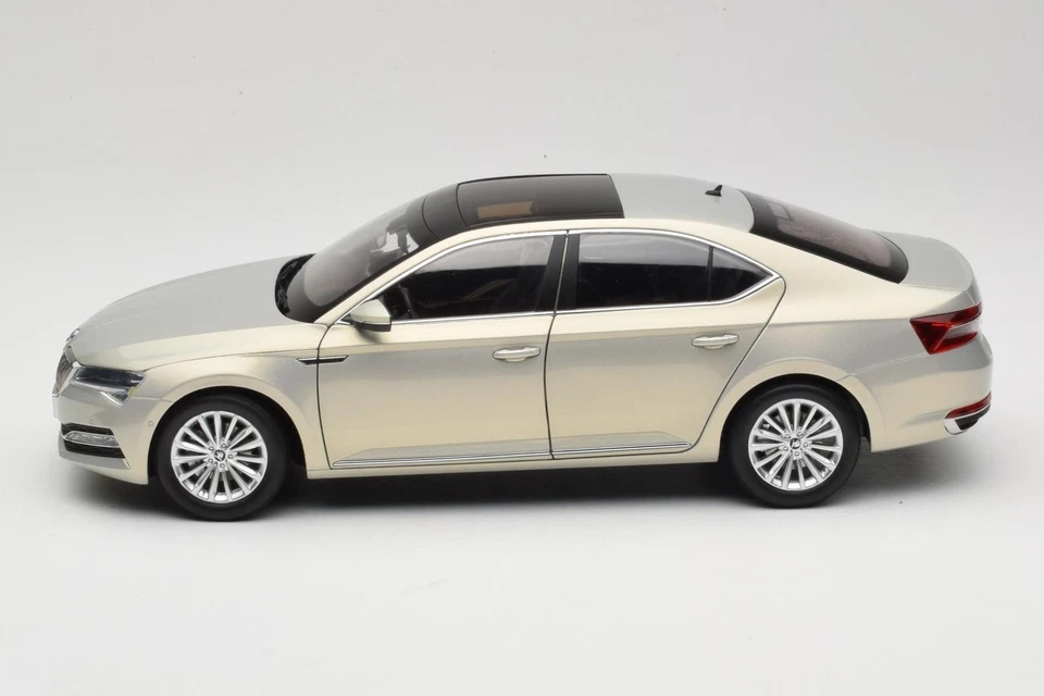 ZSS000006GOLD Skoda Superb Gold Paudi Model 1:18 - Immagine 4 di 4