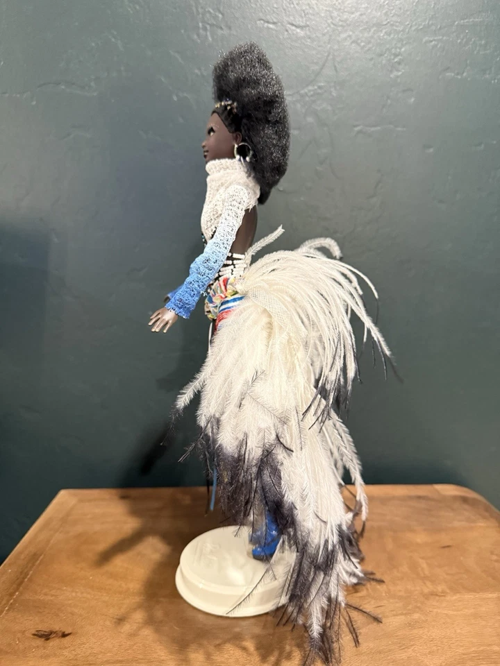 🌺 Barbie Mbili 2002 - Colección Tesoros de África (Byron Lars) Caja y soporte Foto 4 de 4