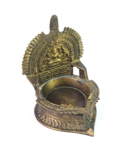 Handgefertigt Messing Öl Lampe Diya Mit Kamakshi Lakshmi Figurative Design.