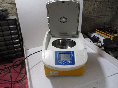 Sigma 1-16 Microfuge 10028 - Picture 3 of 8