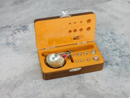 VINTAGE TASCHEN REISE SCHMUCK ZWEI TELLER WAAGE MIT ZUBEHÖR & HOLZKOFFER - Bild 2 von 5