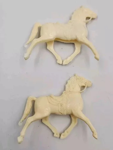 2 Vintage Cream Plastic horse horses for Cowboys western Playset Toy Figures