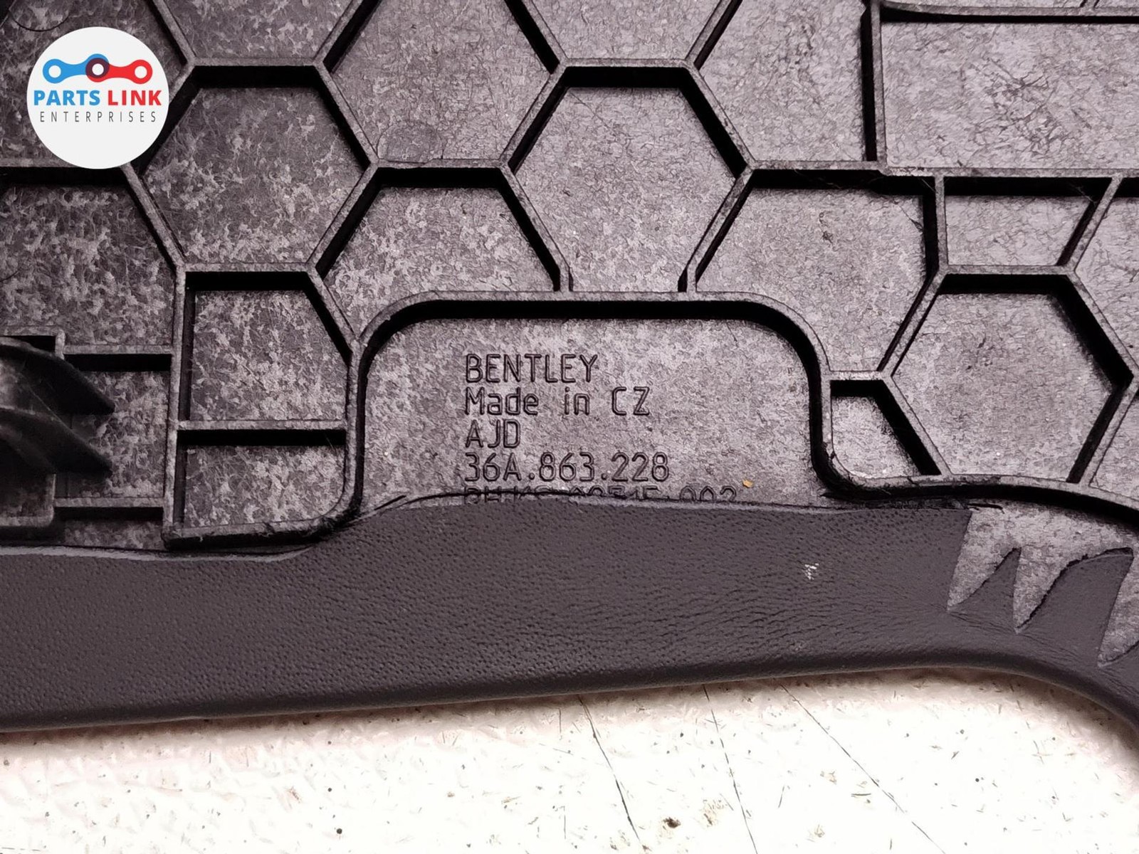2016-20 BENTLEY BENTAYGA RIGHT CENTER CONSOLE TRIM SIDE COVER PANEL EBONY 636