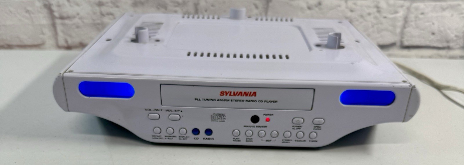 Sylvania Under Cabinet CD Digital Clock Radio AM/FM Timer SCR2608 White