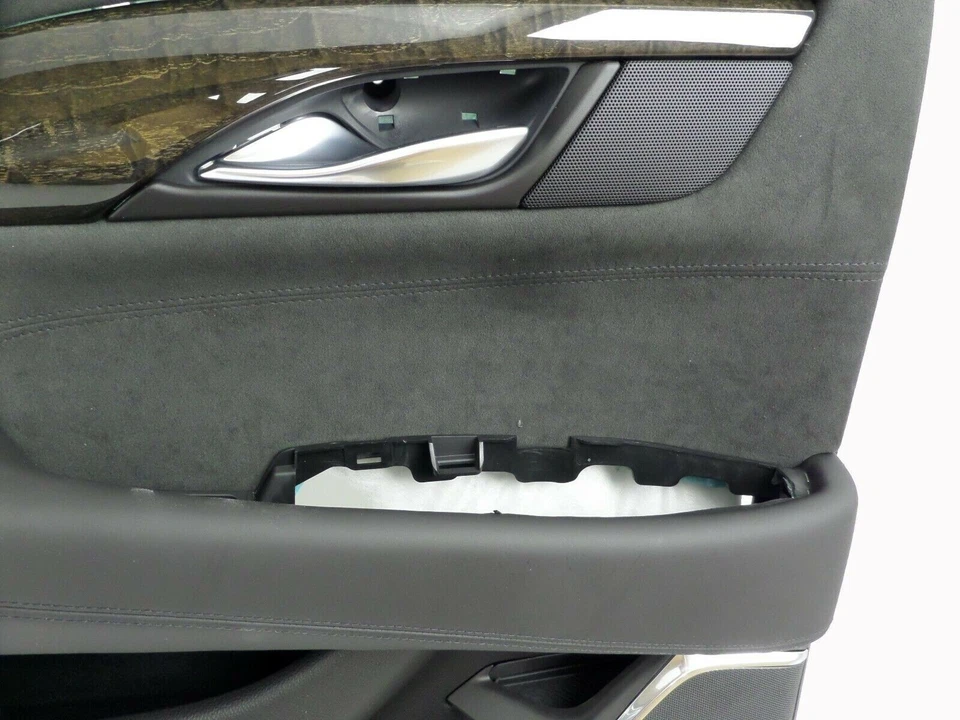 Nuevo panel de puerta lateral izquierda trasera gamuza negra OEM 2015-2020 Cadillac Escalade Foto 2 de 4