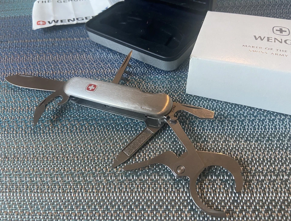 Navaja suiza retirada de colección de acero inoxidable con cortador de cigarros en caja original Foto 2 de 4