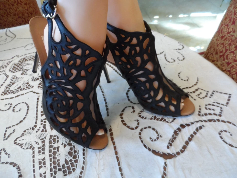 Valentino Garavani Black Rose Lasercut Leather Sling Back Heels Size 39.5B - Image 3 of 4