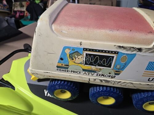 VINTAGE Fisher-Price 6 Wheel Space ATV Explorer Ride-On 980 WITH FIGURES - Picture 3 of 12