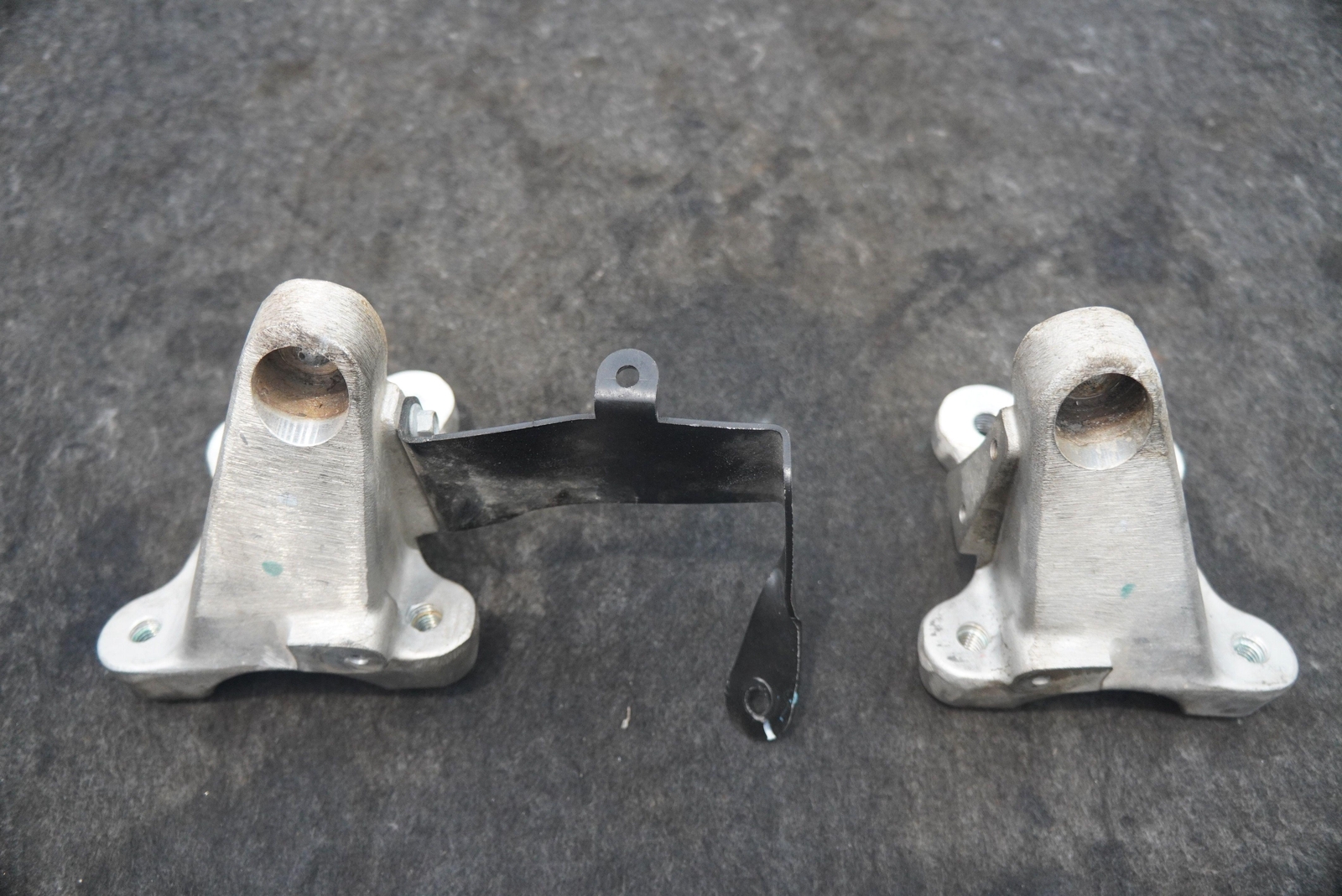 Set 2 Front Shock Strut Mount Bracket Support Brace 11A7142CP McLaren 720S 2020