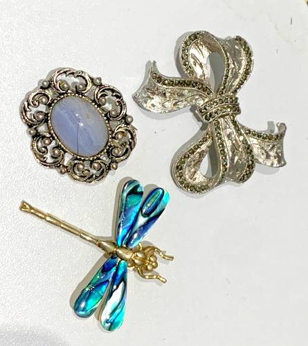 3 x VINTAGE BROOCHES - MARCASITE, SEMI PRECIOUS STONE, AND ABALONE