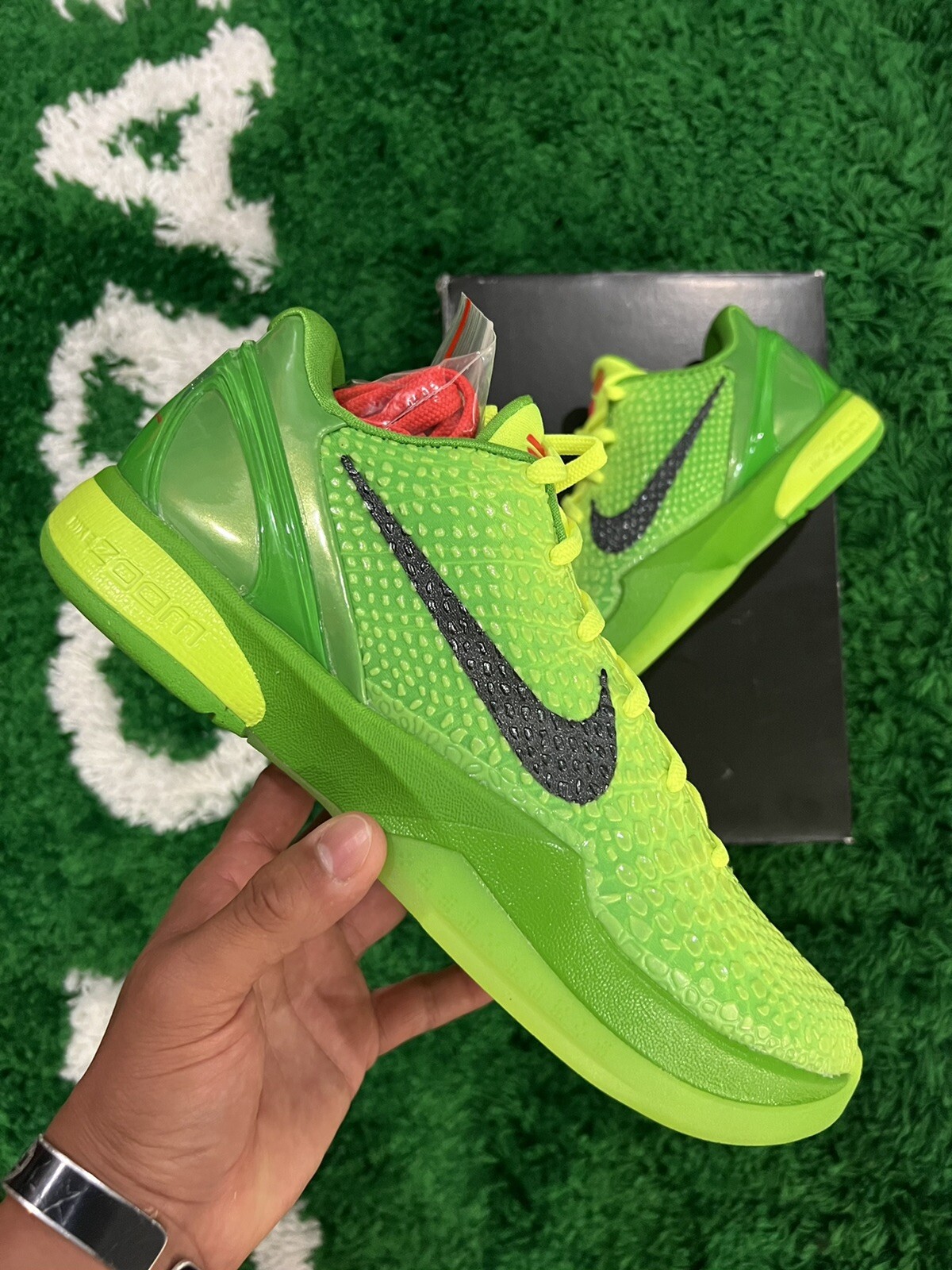 kobe grinch 6s