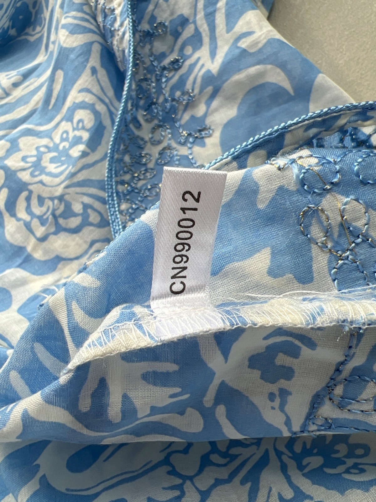 New York and Company Floral Embroidered Top Size Large VNeck Sleeveless Blue NEW