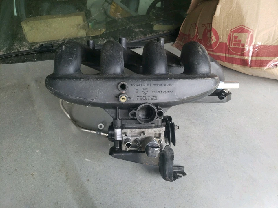 1998 Chevrolet S10 2.2L Intake Manifold ASSEMBLY 12563052 25325012 Fuel Rail OEM - Image 2 of 3