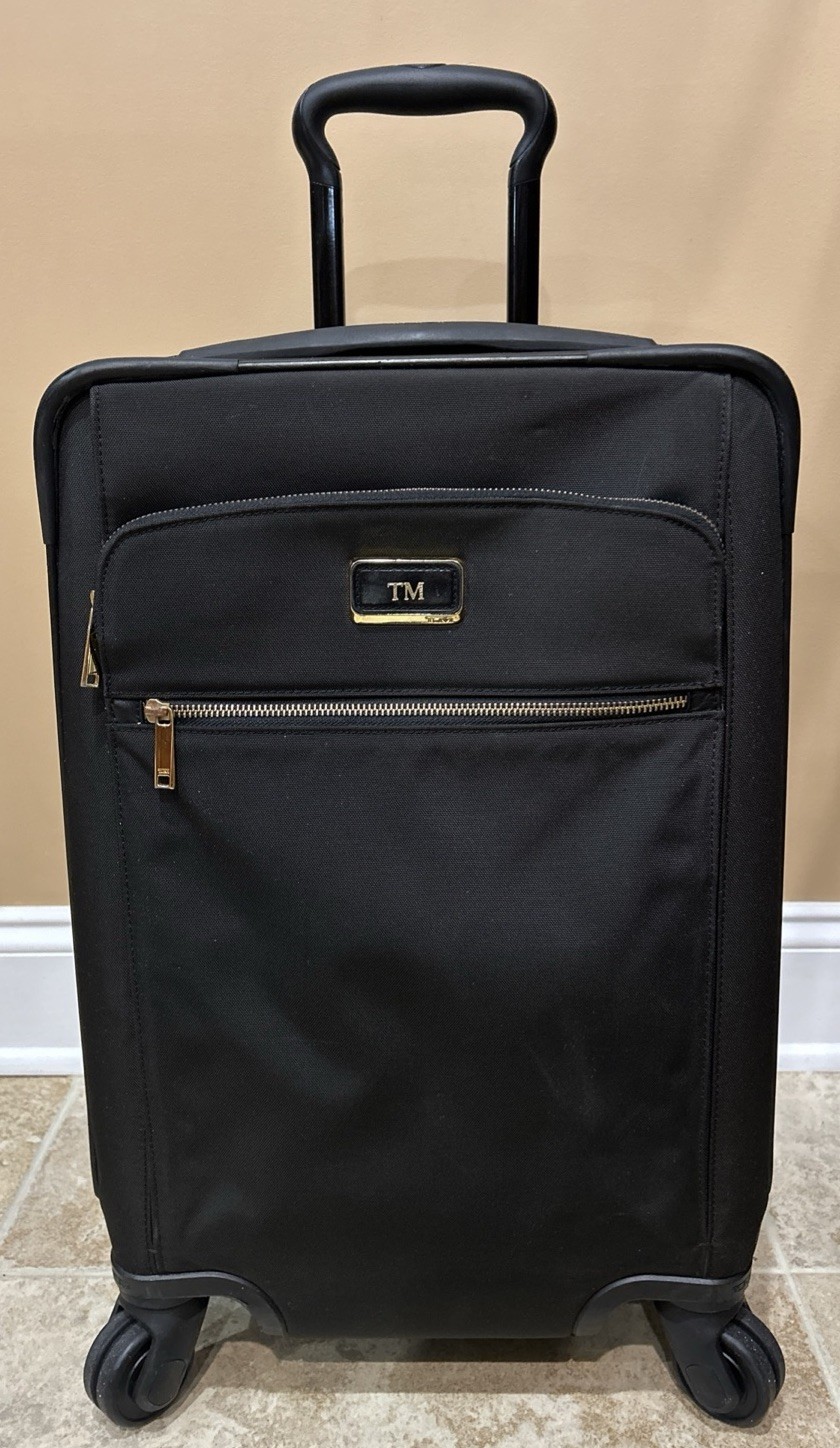 Tumi Larkin Jess 4-Wheel Spinner Carry-On Suitcase In Black 