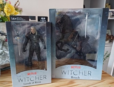 Seltene Rotauge Pferd Figur und Netflix Hexer Geralt, neu im Karton, nie geöffnet.