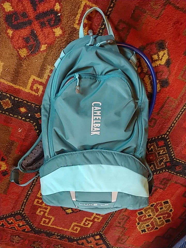 Camelbak L.U.X.E. Paquete de hidratación LR 100 OZ verde azulado y cian NUEVA CUBIERTA DE LLUVIA  Foto 2 de 4