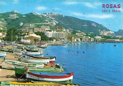 Rosas Costa Brava Cataluna ES Playa de los pescadores y Puig Rom