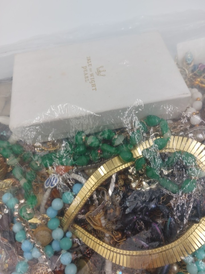 3 kg of Unsorted Mixed Costume Jewellery Inc. Bracelets, Necklaces