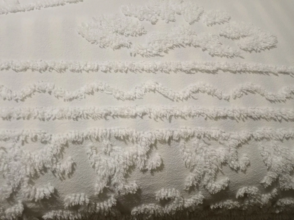 White Chenille King Size Bedspread & 3 Reg Shams 100% Cotton Fringe 120"x120" - Image 2 of 4