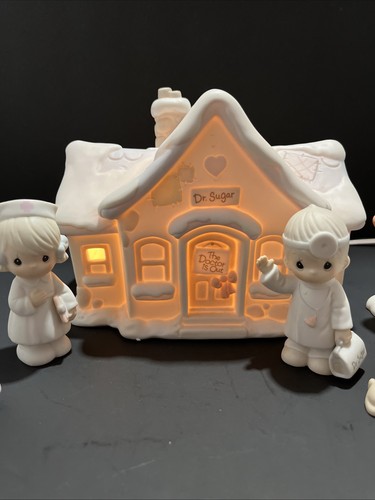 Precious Moments Sugar Town "Doctors Office" Nightlight (7 Piece Set) 529281 - Picture 2 of 22