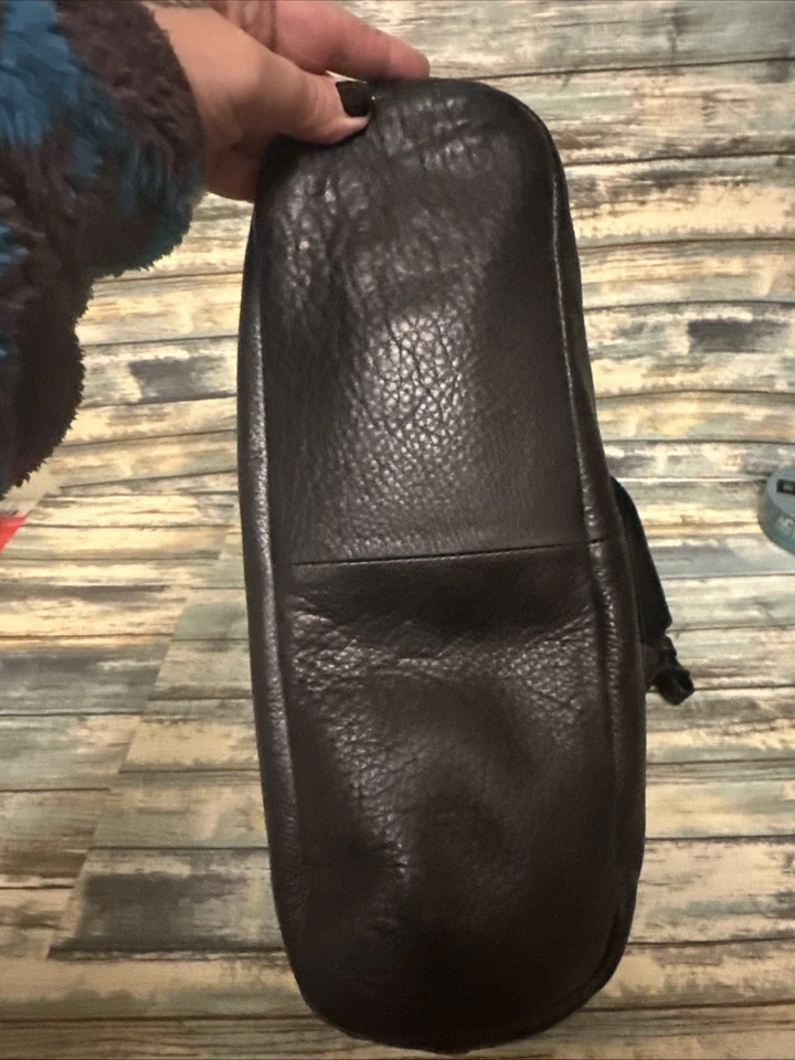 Bolso de hombro Hobo magnético con borlas de cuero granulado negro para mujer Margot Foto 4 de 4