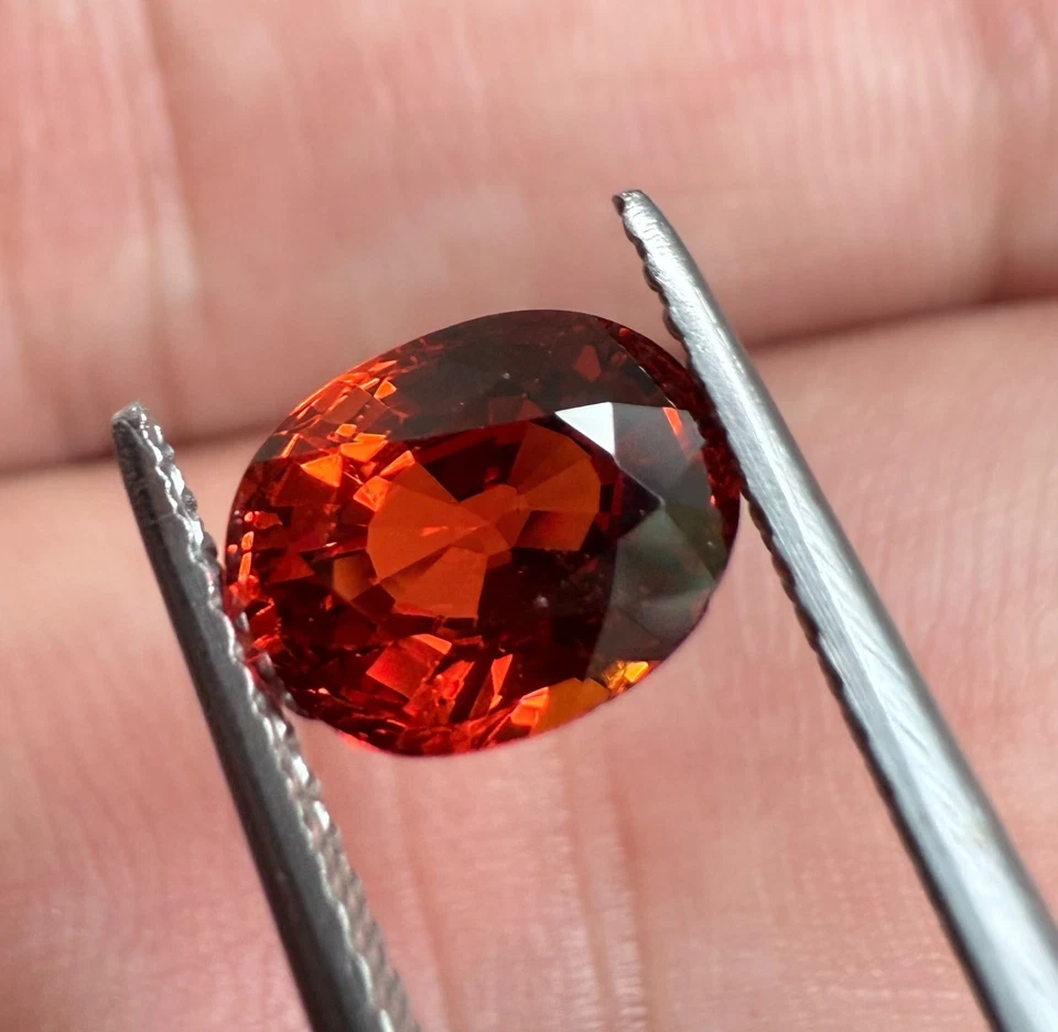 Natural Spessartite Garnet 2.45 Carat – Oval Cut, Vivid dark Orange, 6.5x8.6mm - Image 3 of 4